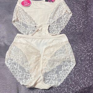 Maidenform Cream Lace Shaping Panties